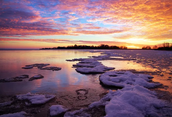 Paisaje invernal con lago y puesta de sol cielo ardiente . —  Fotos de Stock