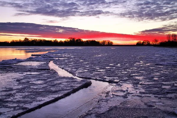 Vinterlandskap med solnedgång brinnande himmel. sammansättningen av naturen. — Stockfoto