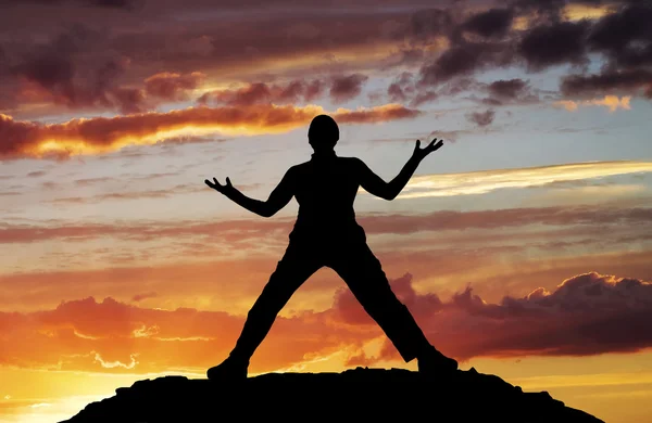 Silueta del hombre en el fondo del cielo puesta del sol — Foto de Stock