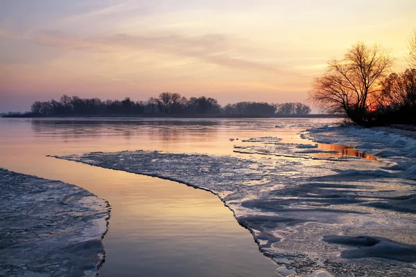 Vinterlandskap med sjön och solnedgången himmel. sammansättningen av naturen — Stockfoto