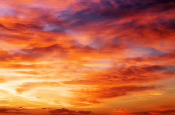 Feurig orangefarbener Abendhimmel. Schöner Himmel. — Stockfoto