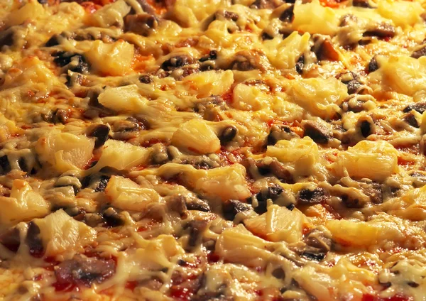 オーブンで焼いたマッシュルーム、チーズとパイナップルのピザ. — ストック写真