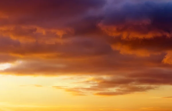 Вогняне оранжеве небо заходу сонця. Прекрасне небо . — стокове фото
