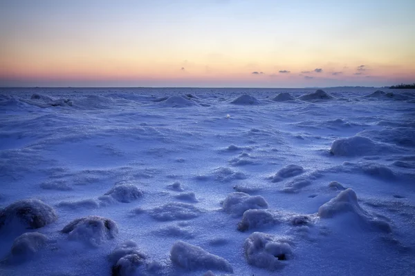 Winterlandschap met zonsondergang hemel. samenstelling van de natuur. — Stockfoto