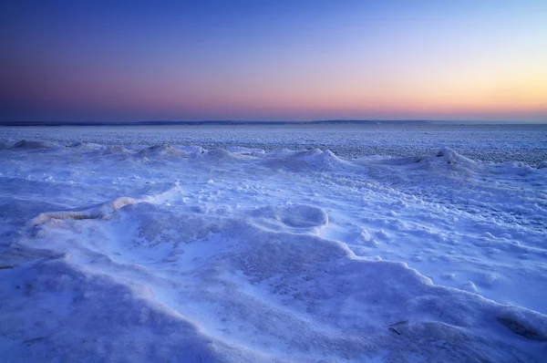 Paesaggio invernale con cielo al tramonto. Composizione della natura . — Foto Stock