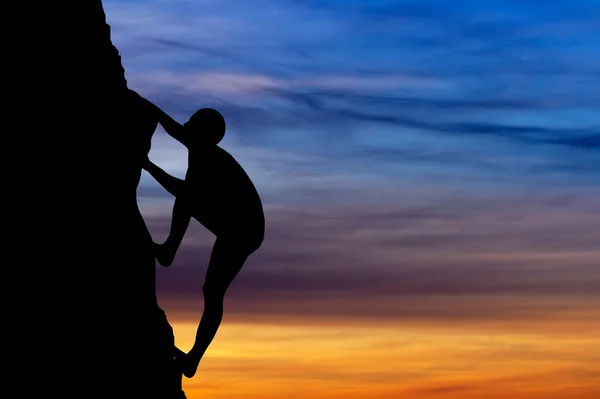 Escalador de rocas al atardecer. Deporte y vida activa —  Fotos de Stock