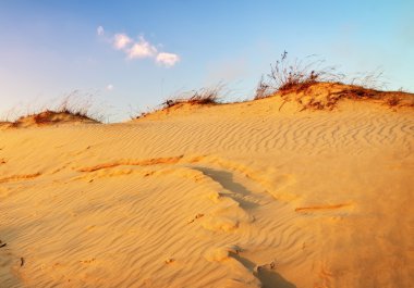 Mavi gökyüzü ve dunes manzara. günbatımı Kum tepelerini üzerinde.
