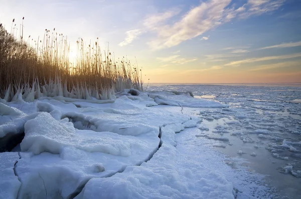 Paisagem de inverno com lago congelado e céu do por do sol. — Fotografia de Stock