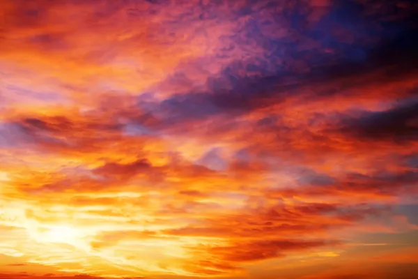 燃えるようなオレンジ色の夕焼け空。美しい空。上空の背景 — ストック写真