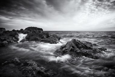 güzel deniz dalgaları ile. siyah ve beyaz.