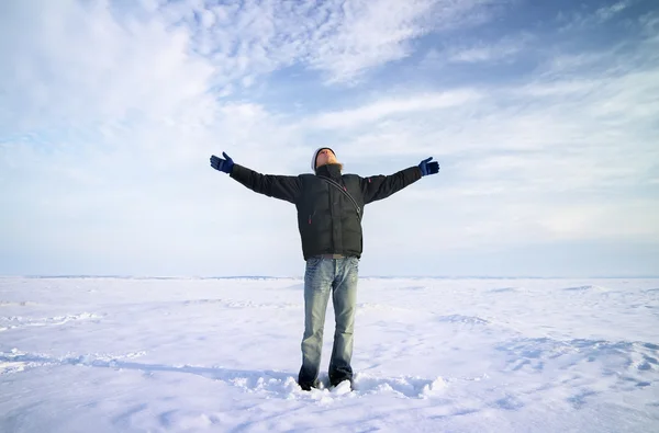 Осіб на льоду. людина з піднятими руками얼음에 사람입니다. 제기 하는 팔을 가진 남자 — 스톡 사진
