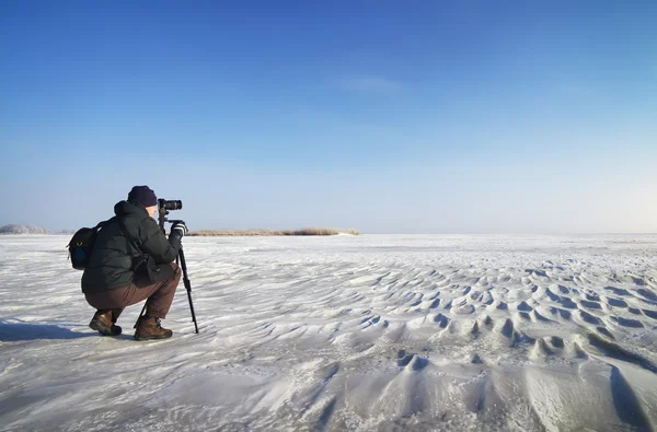 Podróżny ma krajobraz zimowy. człowiek strzela krajobraz — Zdjęcie stockowe