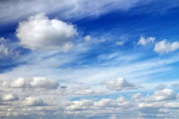 Céu azul bonito com nuvens. Composição da Natureza . — Fotografia de Stock