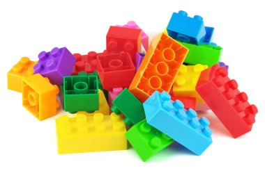 Beyaz arka plan üzerinde izole oyuncak renkli plastik blokları 