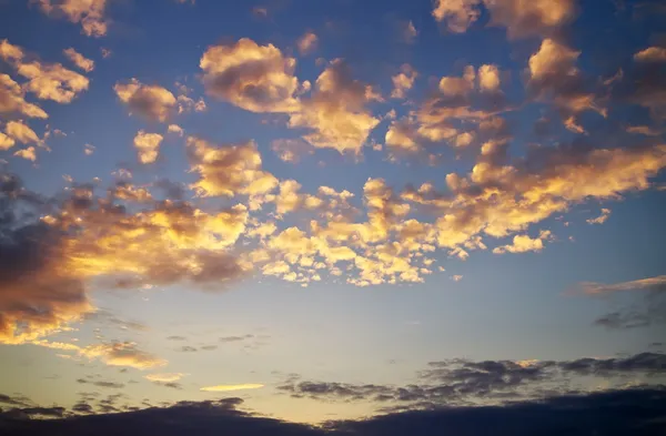 Bellissimo cielo arancio tramonto. Sfondo cielo — Foto Stock