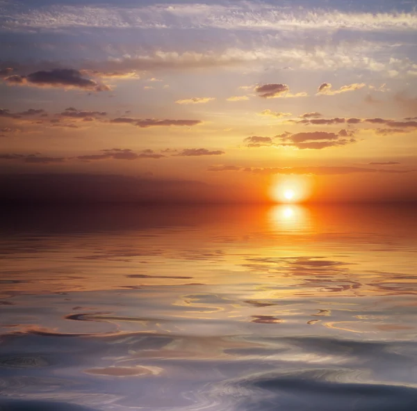Bellissimo cielo colorato tramonto e oceano. L'alba nel mare. Cielo. — Foto Stock