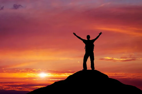 Silhouette eines Mannes auf einem Berggipfel. — Stockfoto