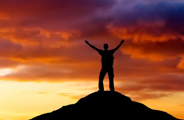 Silhouet van een man op een bergtop. — Stockfoto