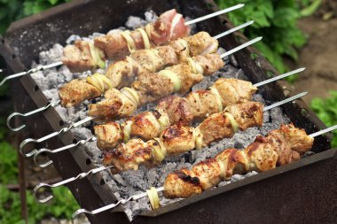 domuz eti şiş yanıyor. iştah açıcı taze et şiş kebap hazırlık