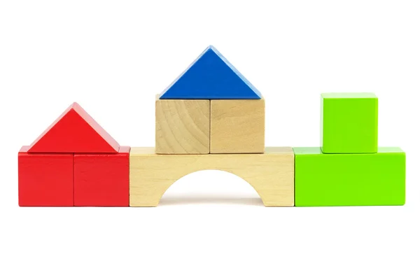 Σπίτια κατασκευασμένα από ξύλινα πολύχρωμο μπλοκ παιχνίδι κτίριο σε ένα λευκό — Φωτογραφία Αρχείου