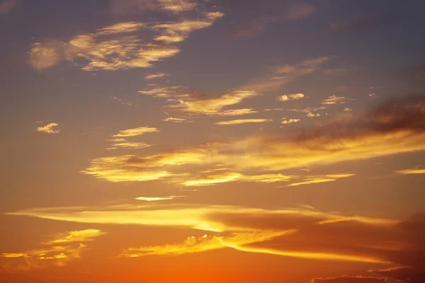 Cielo anaranjado del atardecer. Hermoso cielo. — Foto de Stock