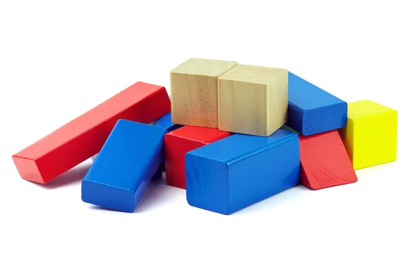 Drewniane klocki kolorowy na białym tle. zabawki drewniane — Zdjęcie stockowe