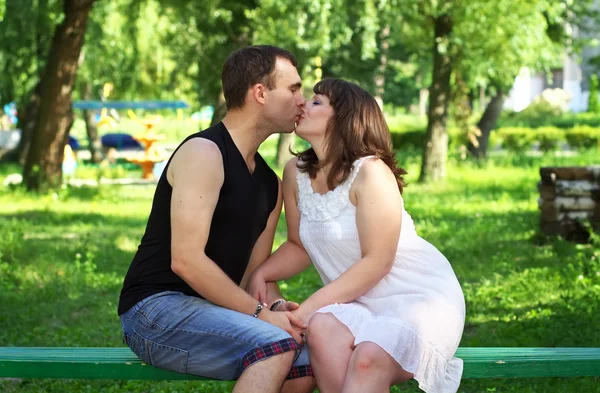 Um jovem casal lindo. Verão parque verde — Fotografia de Stock