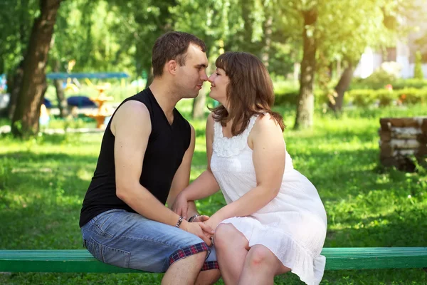 Um jovem casal lindo. Verão parque verde — Fotografia de Stock