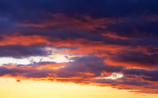 Céu de pôr-do-sol laranja. Céu bonito. — Fotografia de Stock