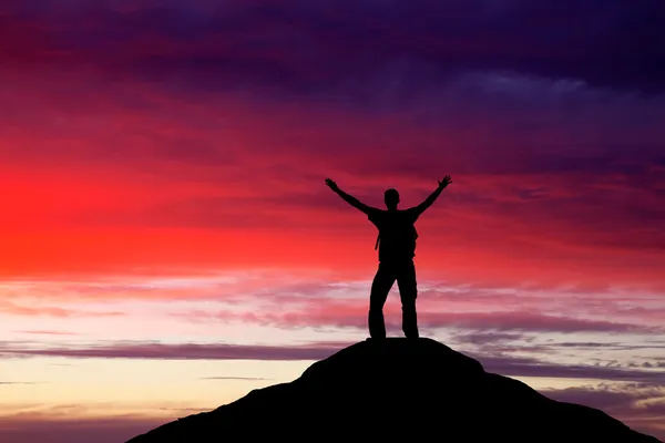 Silhouet van een man op een bergtop. silhouet van de persoon op de — Stockfoto