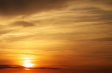 Ateşli turuncu günbatımı gökyüzü. Güzel gökyüzü. 