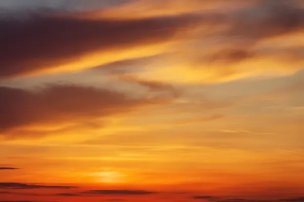 Feurig orangefarbener Abendhimmel. Schöner Himmel. — Stockfoto