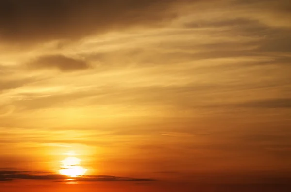 Céu de pôr-do-sol laranja. Céu bonito. — Fotografia de Stock