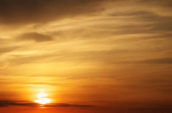 Cielo anaranjado del atardecer. Hermoso cielo. —  Fotos de Stock