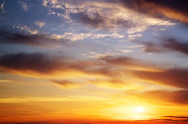 Cielo arancio ardente al tramonto. Bellissimo cielo. — Foto Stock