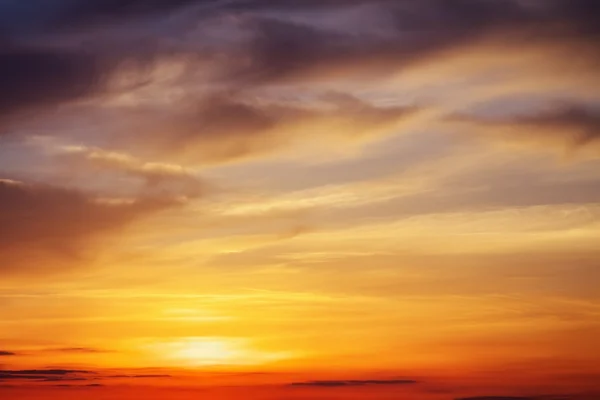 燃えるようなオレンジ色の夕焼け空 美しい空 上空の背景 — ストック写真