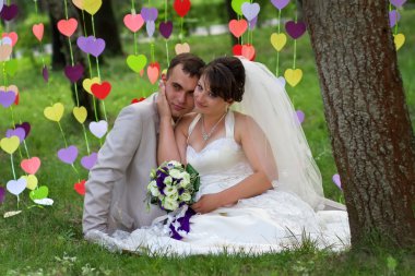 çim parkta güzel yeni evli çift