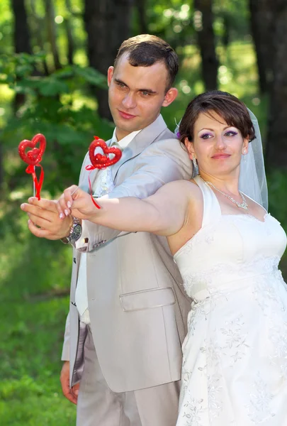 Felice giovane coppia di nozze con il cuore in mano — Foto Stock