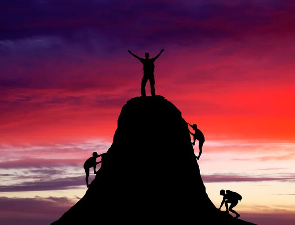 El hombre en la cima de la montaña y las otras personas para subir. Spo. — Foto de Stock