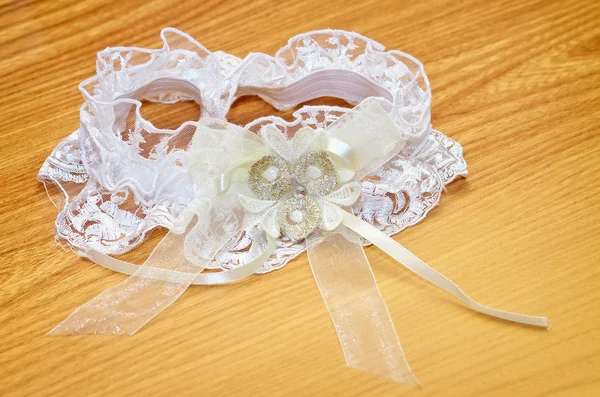 White wedding garter for the beautiful bride — Stock Photo, Image