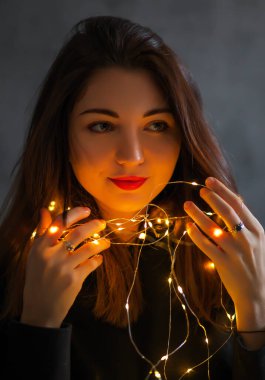 Elinde Noel çelengi olan bir kız..