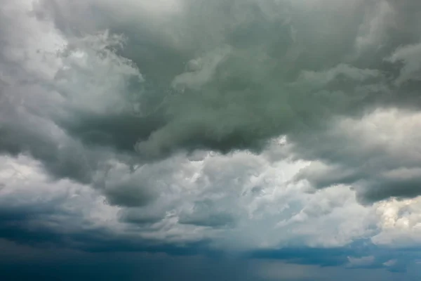 Langit Gelap Penuh Awan Sebelum Hujan — Stok Foto