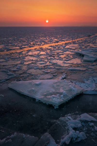 Wschód Słońca Zamarznięte Morze Piękny Zimowy Krajobraz Jeziorem Godzinach Porannych — Zdjęcie stockowe