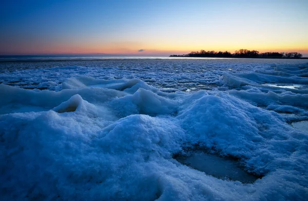 日出和冰冷的大海 美丽的冬季风景 清早的湖水 黎明时分 — 图库照片