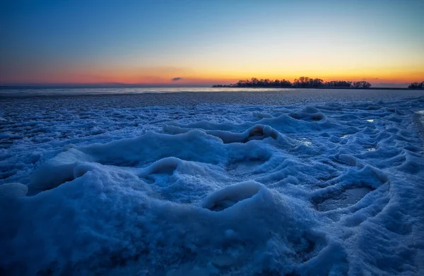 Восход Замерзшая Река Зимний Пейзаж Озером Утреннее Время Рассвет — стоковое фото