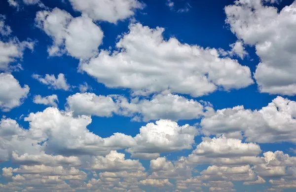 Kabarık Bulutlu Mavi Gökyüzü Arkaplanı — Stok fotoğraf