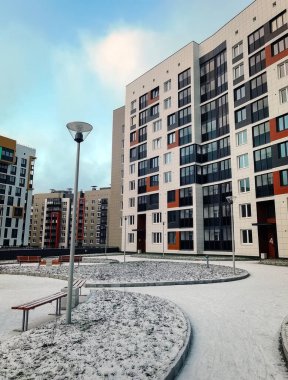 Modern bir Avrupa apartman kompleksi. Kış. Açık havada.. 