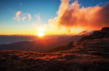 Güzel dağ manzarası. Sonbaharda gün batımında çekim. İyi çekimler için sabah yürüyüşü. 