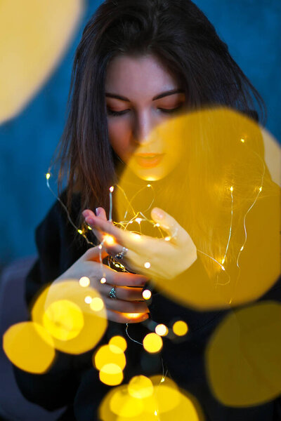 Красивая девушка с гирляндой