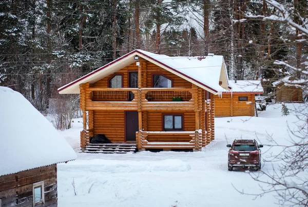 俄罗斯传统的原木房屋和汽车 俄罗斯Karelian村 — 图库照片